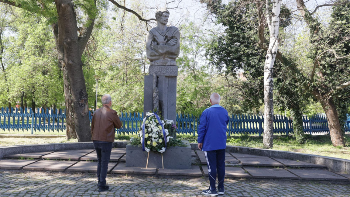 "Сините" поднесоха венци за годишнината на Георги Аспарухов