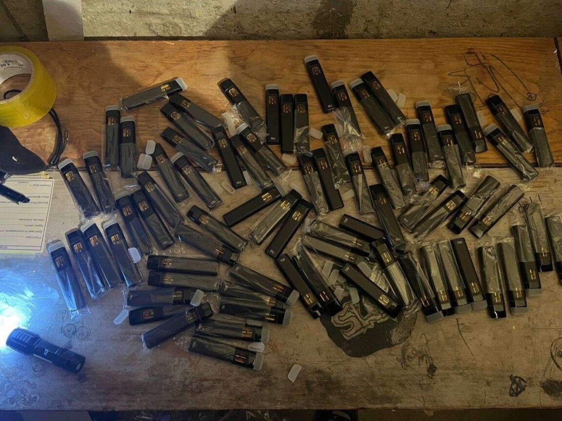 Близо 1200 вейпа и флакони райски газ са иззети при акции на полицията в София