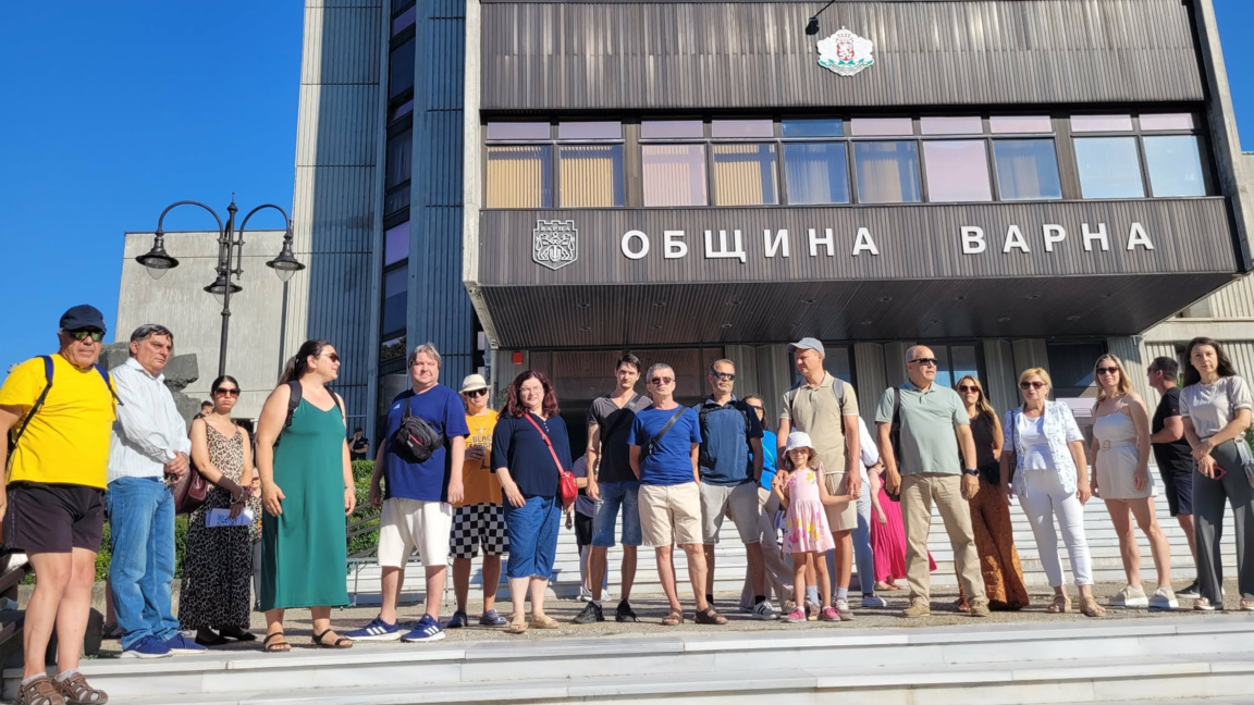 Жители на "Чайка" продължават битката срещу строеж с протест пред общината