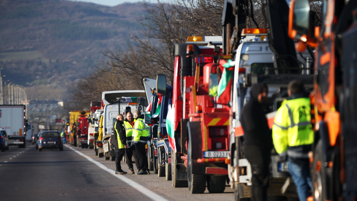 Протест на Асоциация на собствениците на специализирана пътна помощ в България се провежда на Софийския околовръстен път между Ботевградско шосе и изхода за АМ "Тракия".