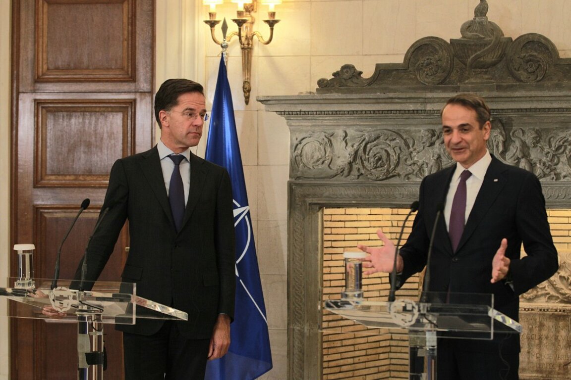 Генералният секретар на НАТО Марк Рюте (вляво) и гръцкият министър-председател Кириакос Мицотакис - Атина, 26 ноември 2024