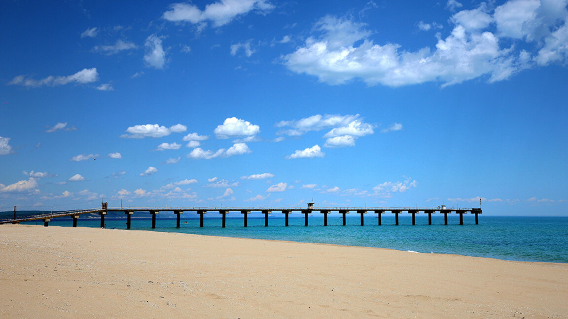 Weather remains hot, light precipitation is possible over the western massifs