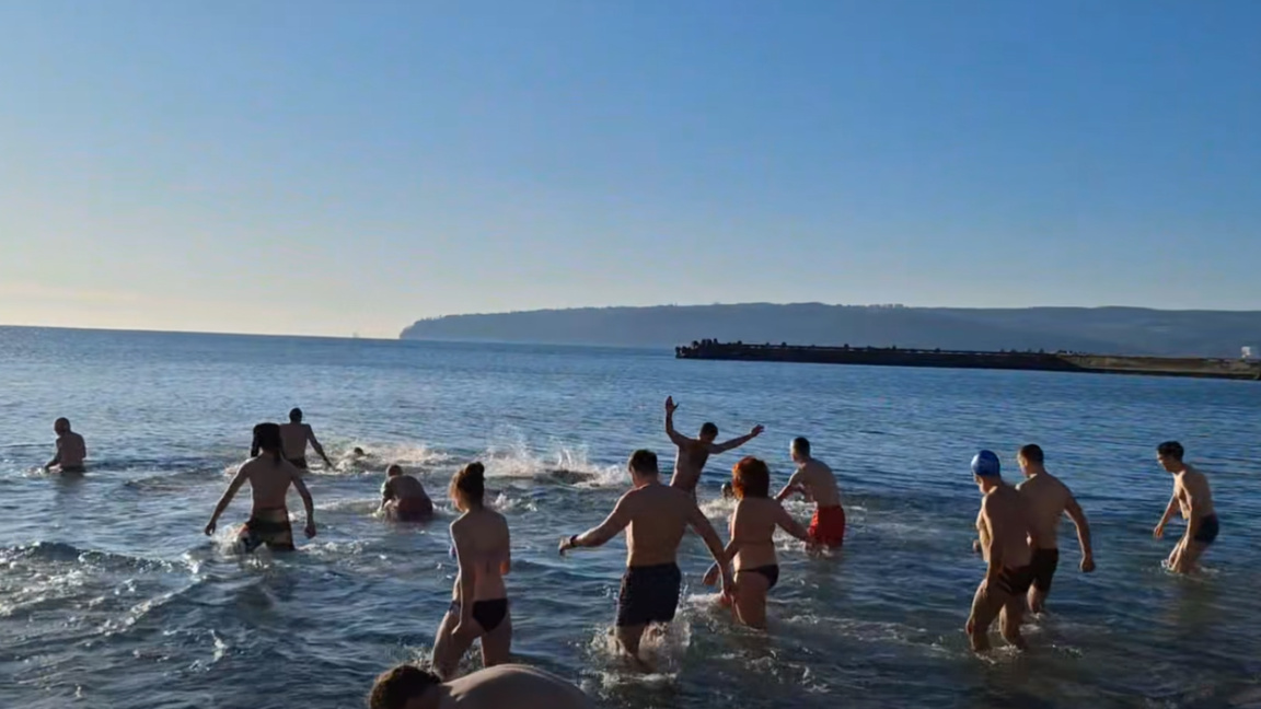 Entusiastas en Varna recibieron el año con un baño en el mar