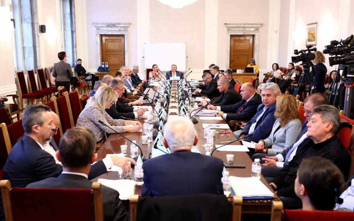 На заседанието на Комисията по здравеопазването в НС - 18 ноември 2025 г. На снимката -  в центъра в дъното е председателят на комисията Костадин Ангелов от ГЕРБ-СДС.