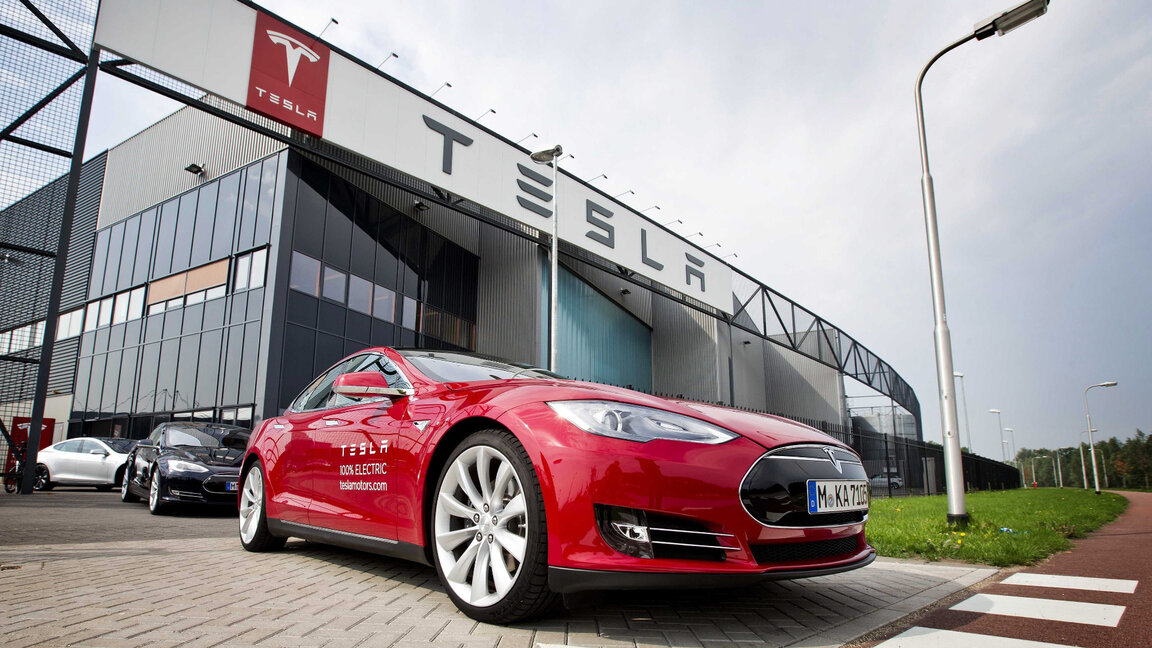 Срив на продажбите на електромобили Tesla в Европа след намесата на Мъск в европейската политика