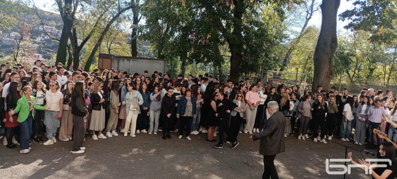 Ученици от Ловеч пяха "Клетва" в памет на Кирил Маричков