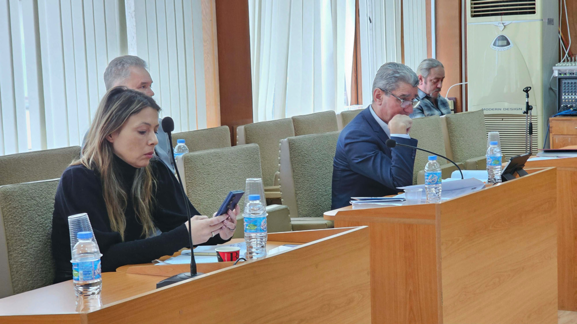 Кметът напусна сесийната зала по време на питания