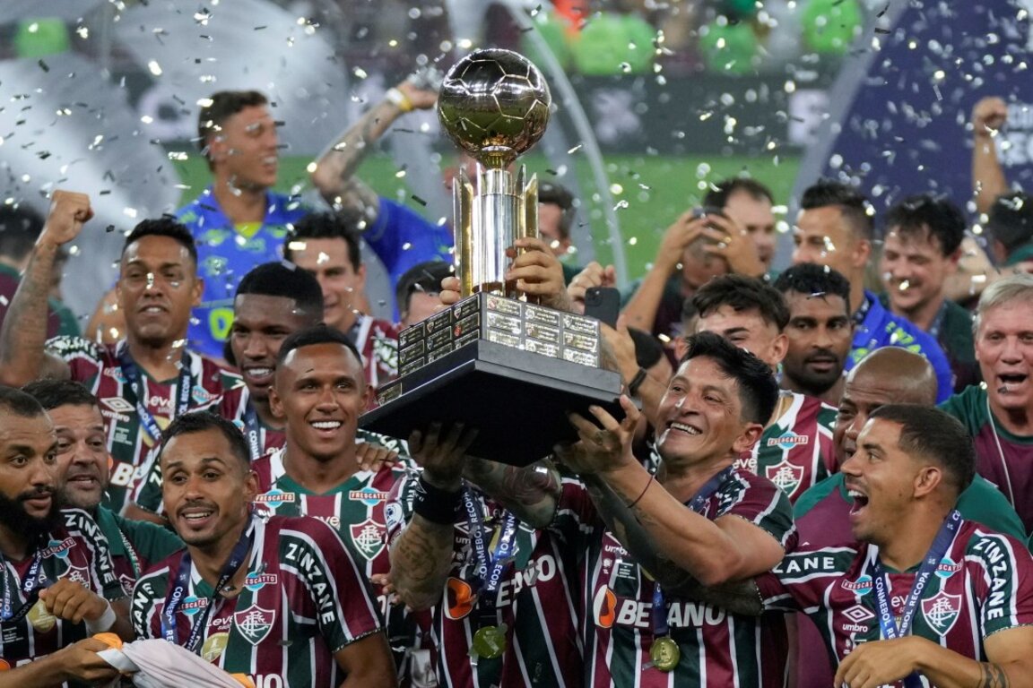 Футболистите на Флуминензе празнуват с трофея.