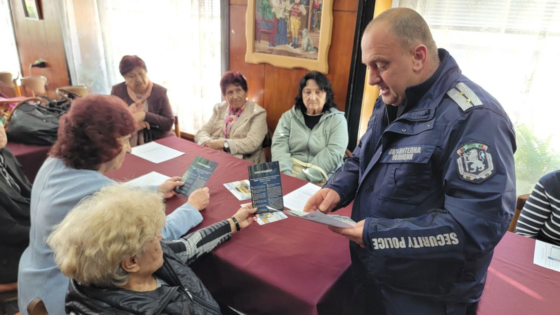 Полиция и пенсионери срещу телефонните измами