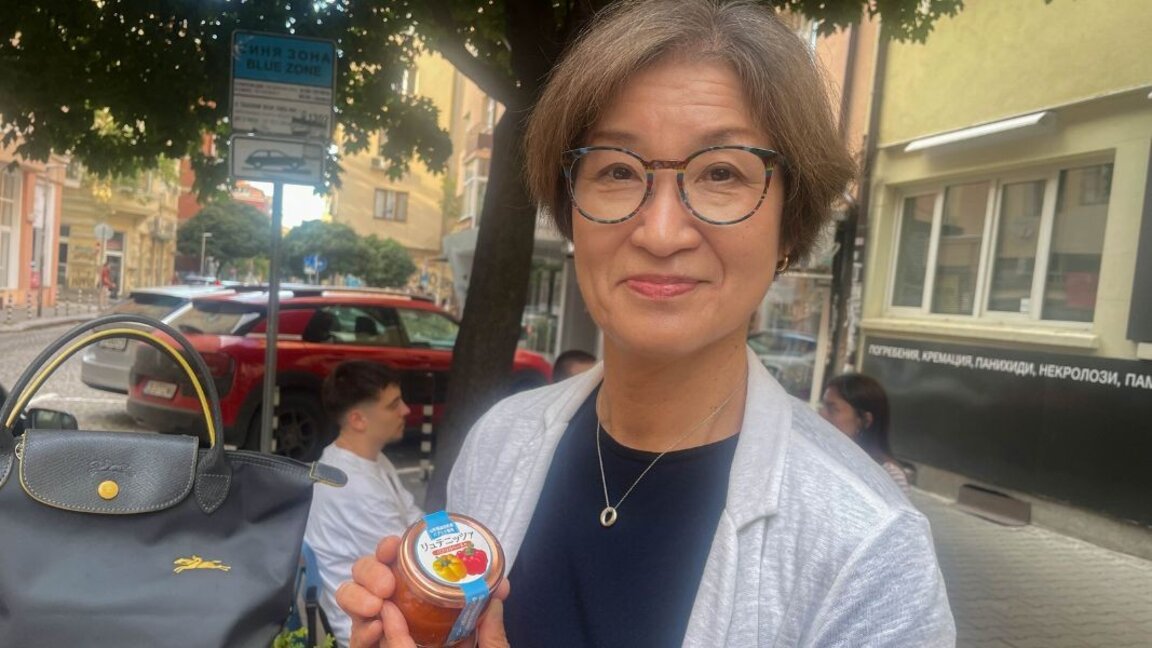 Макико је нашем репортеру поклонила теглу лутенице, донету чак из Јапана