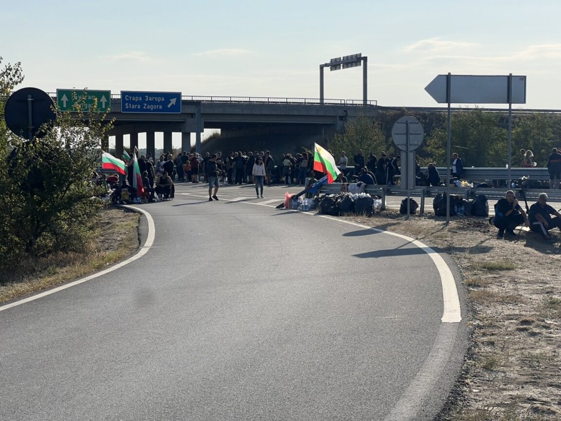 Четвърти ден продължават протестите на миньорите и енергетиците, които са затворили важни пътни артерии в страната, противопоставяйки се на плановете за преход и закриване на въглищната енергетика - 2 октомври 2023 г.