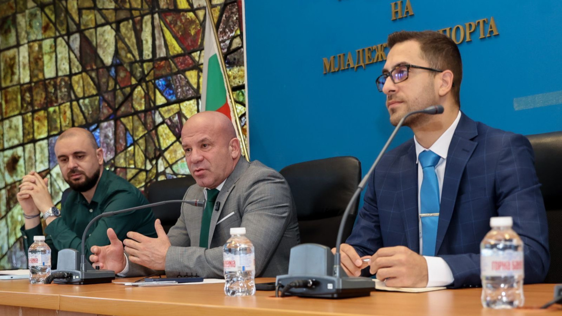 Енчо Керязов (в средата) говори пред представителите на федерациите.