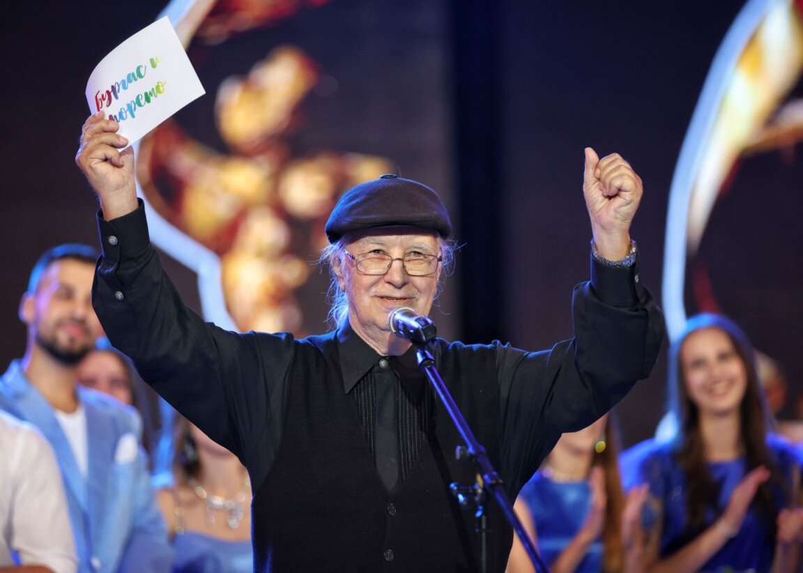"Hola, ¿qué tal, amigo?", еl creador del "himno de la amistad" celebra sus 80 años