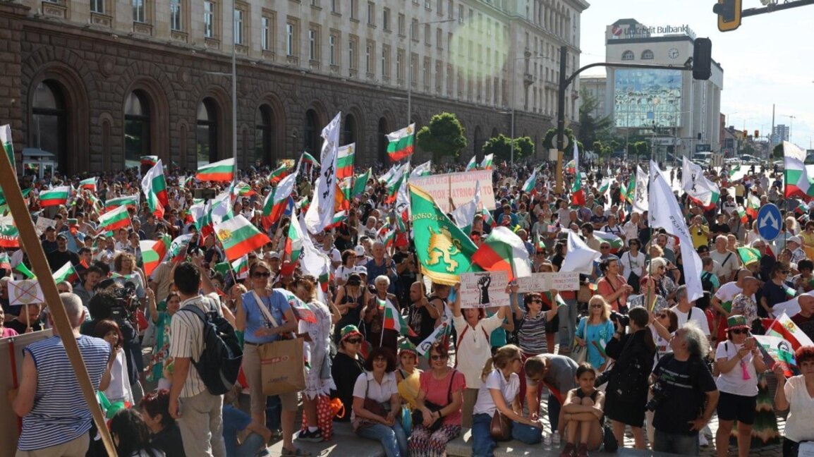Protesters against the euro block the center of Sofia, demand resignation of the cabinet