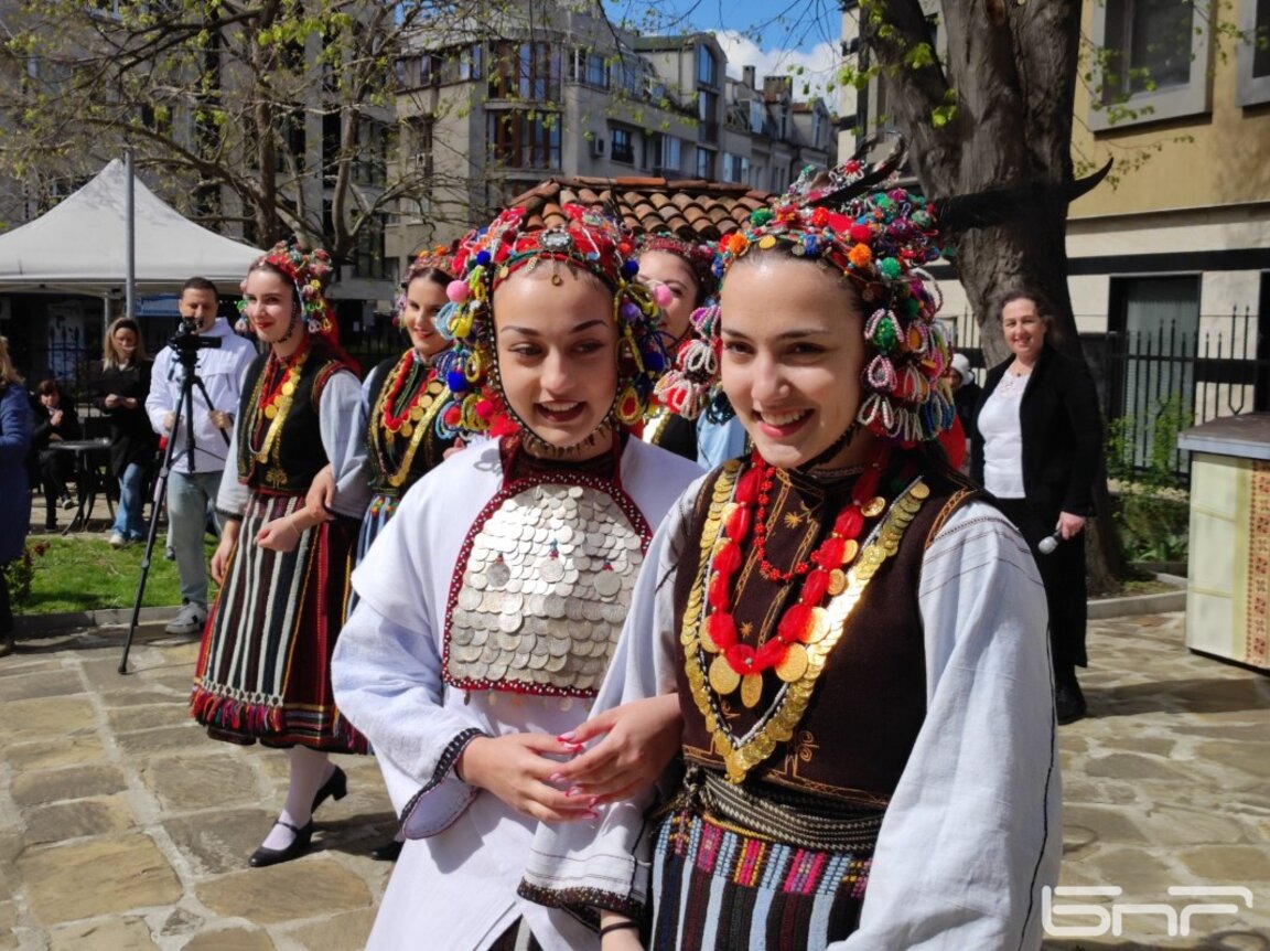 Лазарки от село Козичино (Еркеч) представиха обичая в Етнографския музей (СНИМКИ И ВИДЕО)