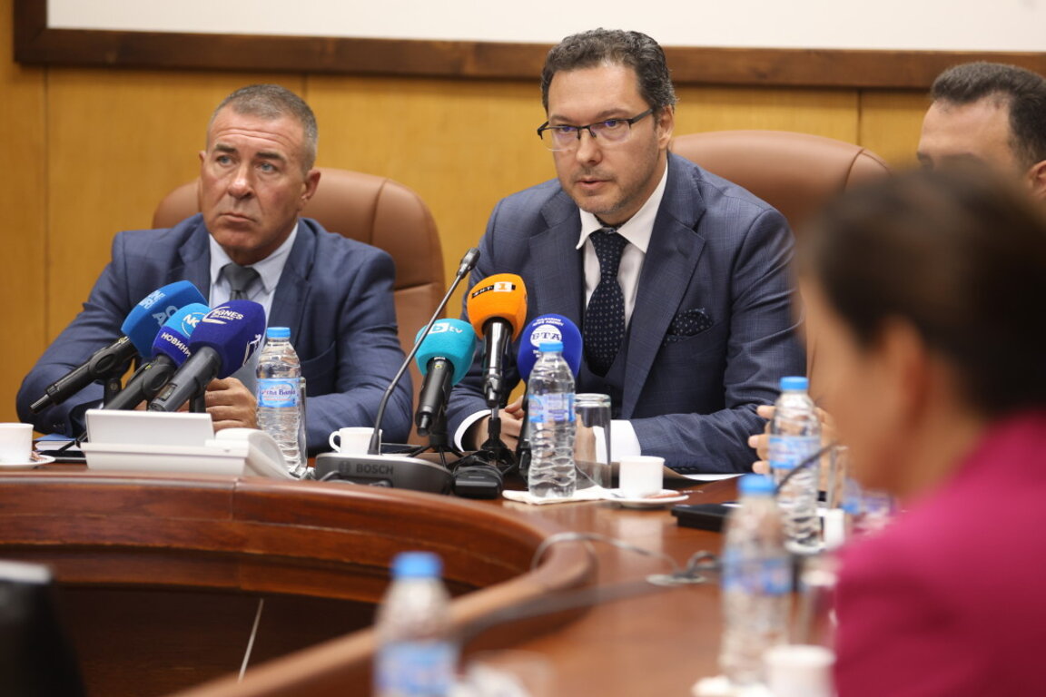 Главният секретар на МВР главен комисар Мирослав Рашков (вляво) и министърът на вътрешните работи Даниел Митов на съвещанието, свикано във връзка с усложняващата се метеорологична обстановка и прогнозите за обилни валежи - 2 октомври 2025 г.