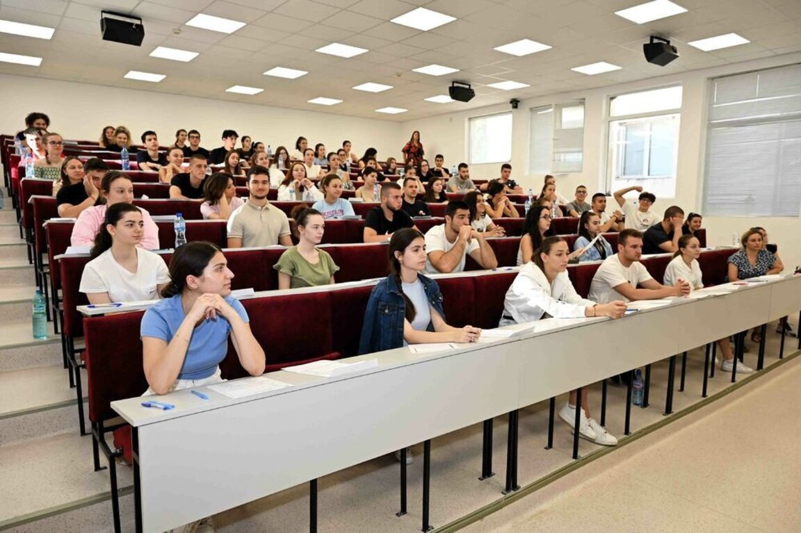 Кандидат-студенти на изпит.