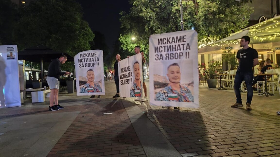 Приятели на починалия Явор с акция - прожектираха кадри от бензиностанцията на няколко места във Варна (Снимки)