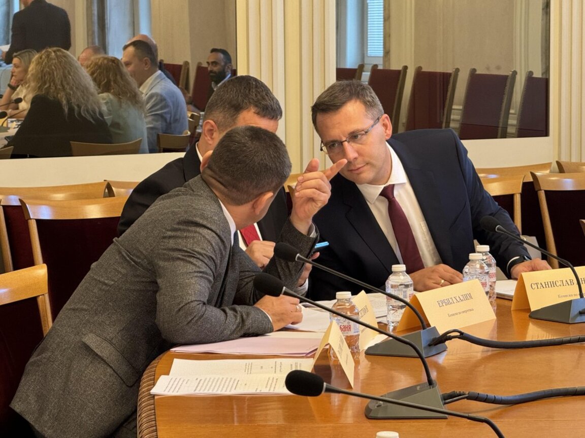 Станислав Анастасов, вдясно разговаря с Ербил Халим и Халил Летифов по време на заседание на Комисията по енергетика в НС - 30 юли 2025 г.