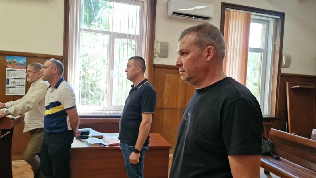 Окръжния съд в Хасково решава за мерките на двамата обвинени за нелегалната фабрика за цигари