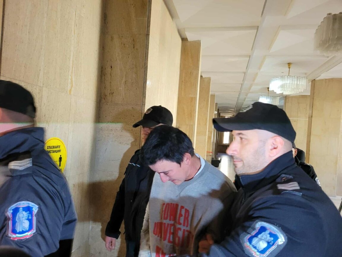 Оставиха в ареста Фахри, който простреля майка си, леля си и сестра си