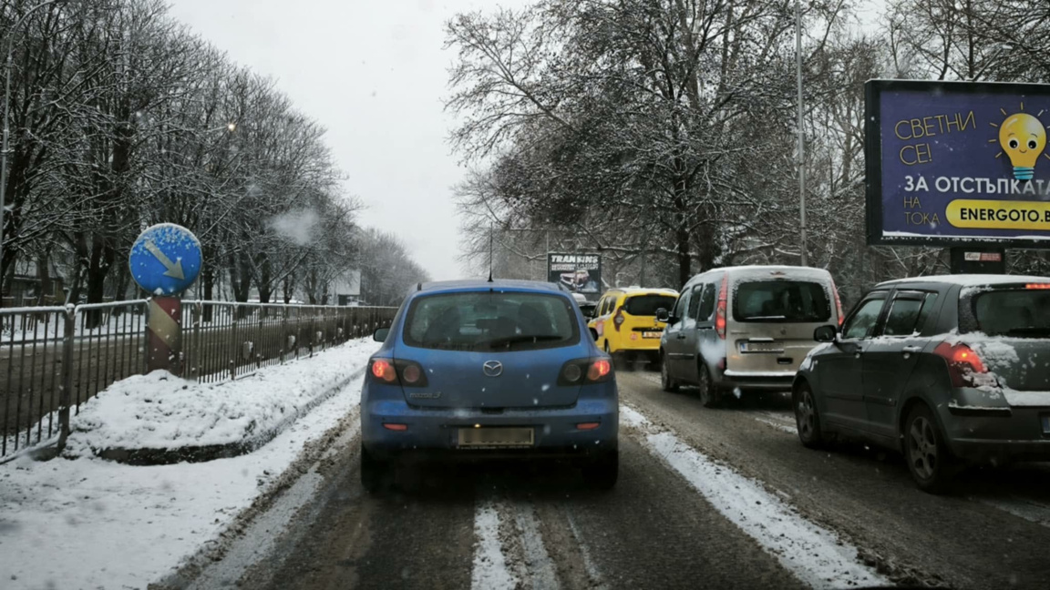 Таксиметров шофьор: Навсякъде е хлъзгаво във Варна, шофирайте внимателно 