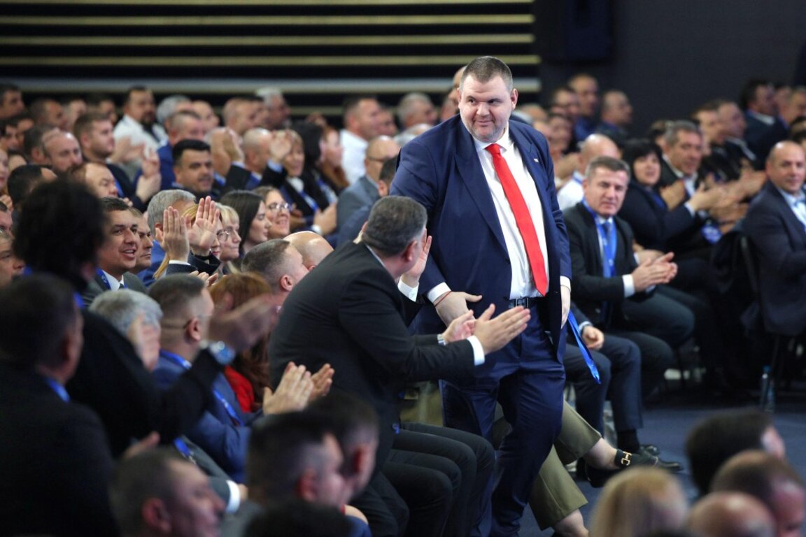 Делян Пеевски след съпартийци на конференцията -  22 декември 2024 г.