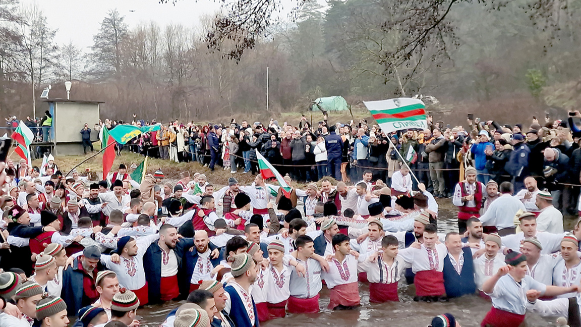 Burra me veshje popullore hodhën vallen tradicionale në ujërat e lumit Tundxha 