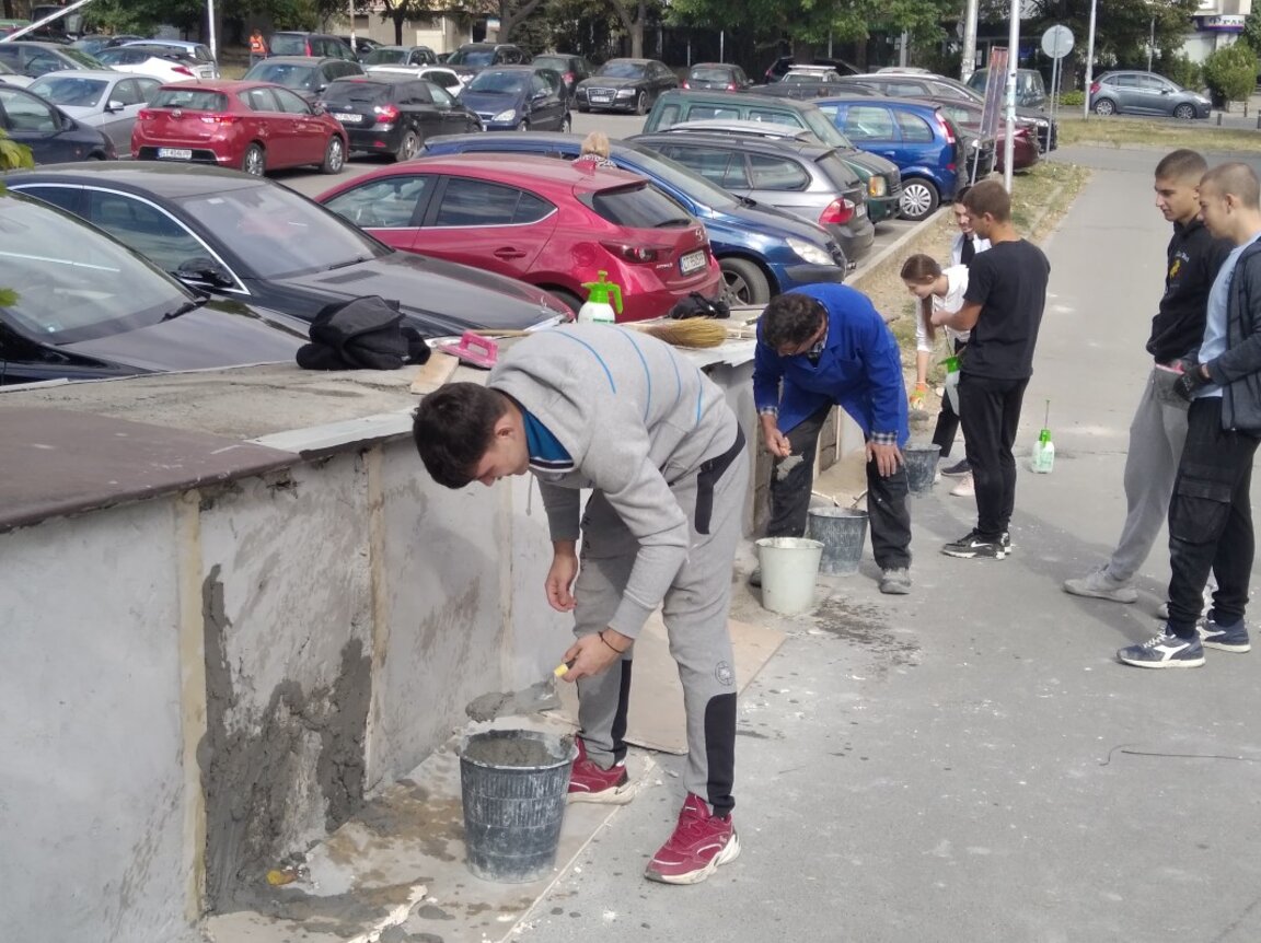Доброволци от строителната гимназия се включват в разкрасяване на града