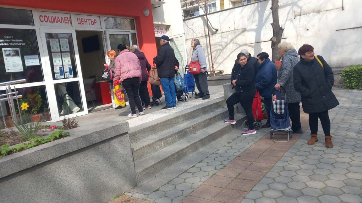 Раздават хранителни помощи на социално слаби граждани
