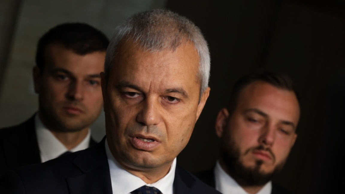 Председателят на "Възраждане" Костадин Костадинов дава изявление пред медиите в кулоарите на НС - 11 септември 2025 г.