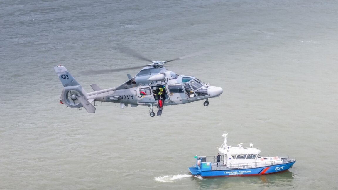 Tripulación ucraniana rescatada de un barco hundido en el mar Negro