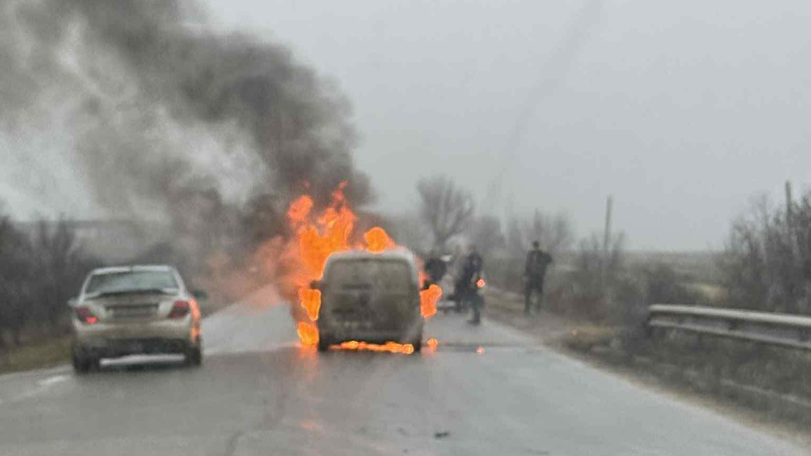 Товарен автомобил пламна на пътя