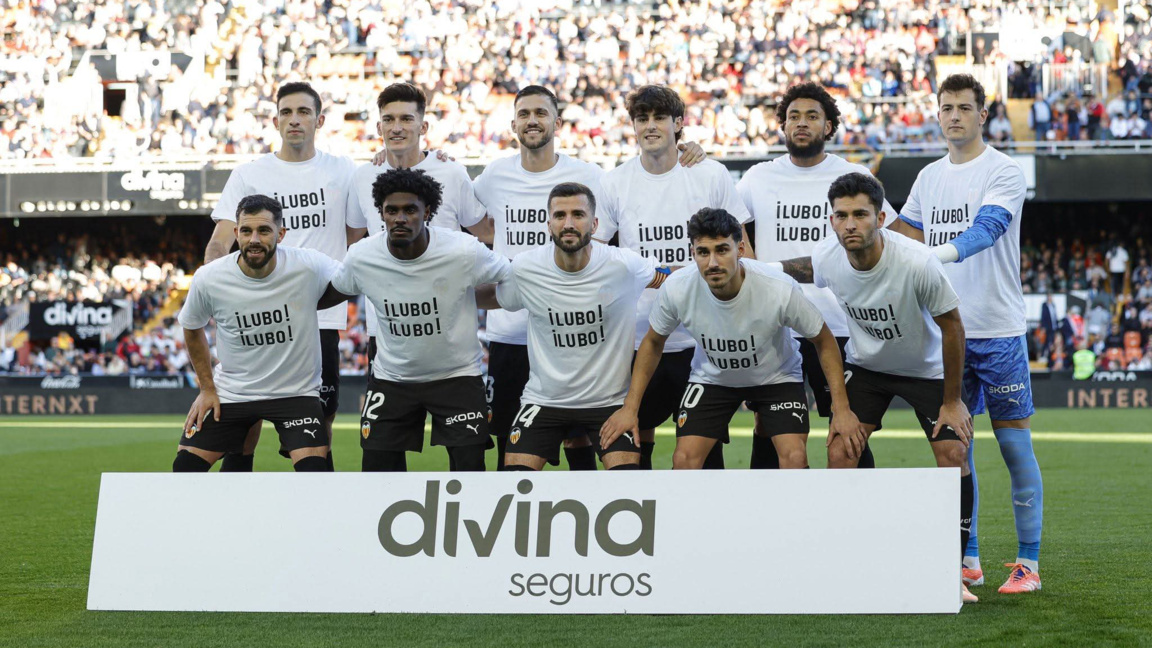 Fotbaliștii și suporterii clubului Valencia l-au susținut pe Lyuboslav Penev