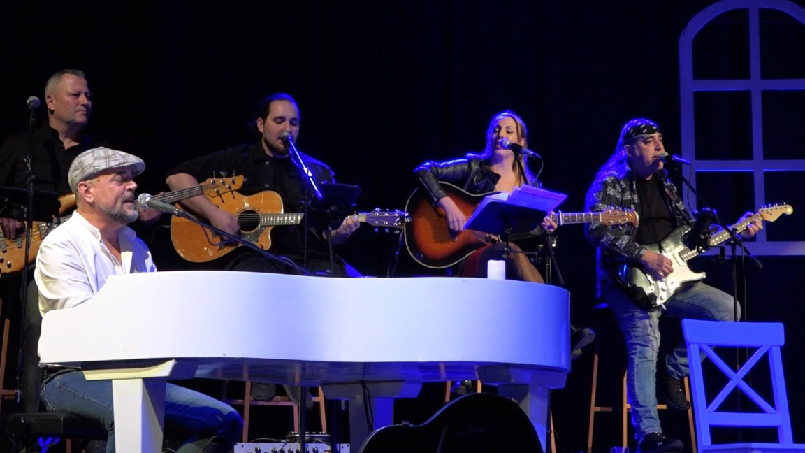 Бургаски творци представят спектакъла "Споделени дълбини" в театъра