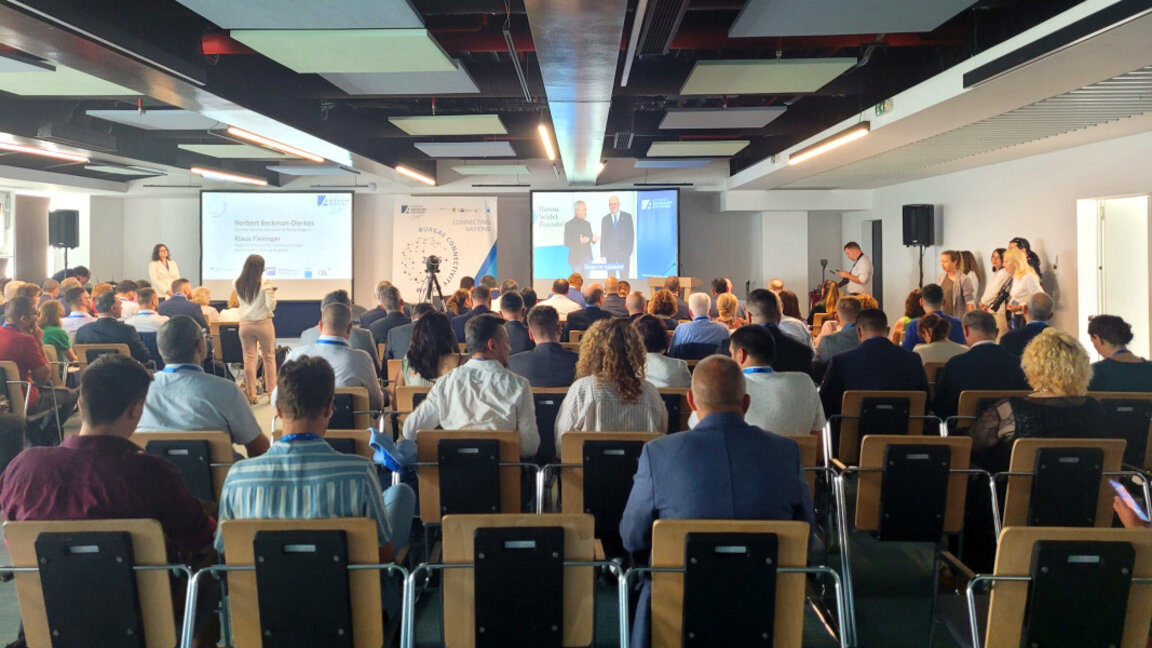 Нов кораб с тръби за вертикалния газов коридор пристига на пристанище Запад в Бургас