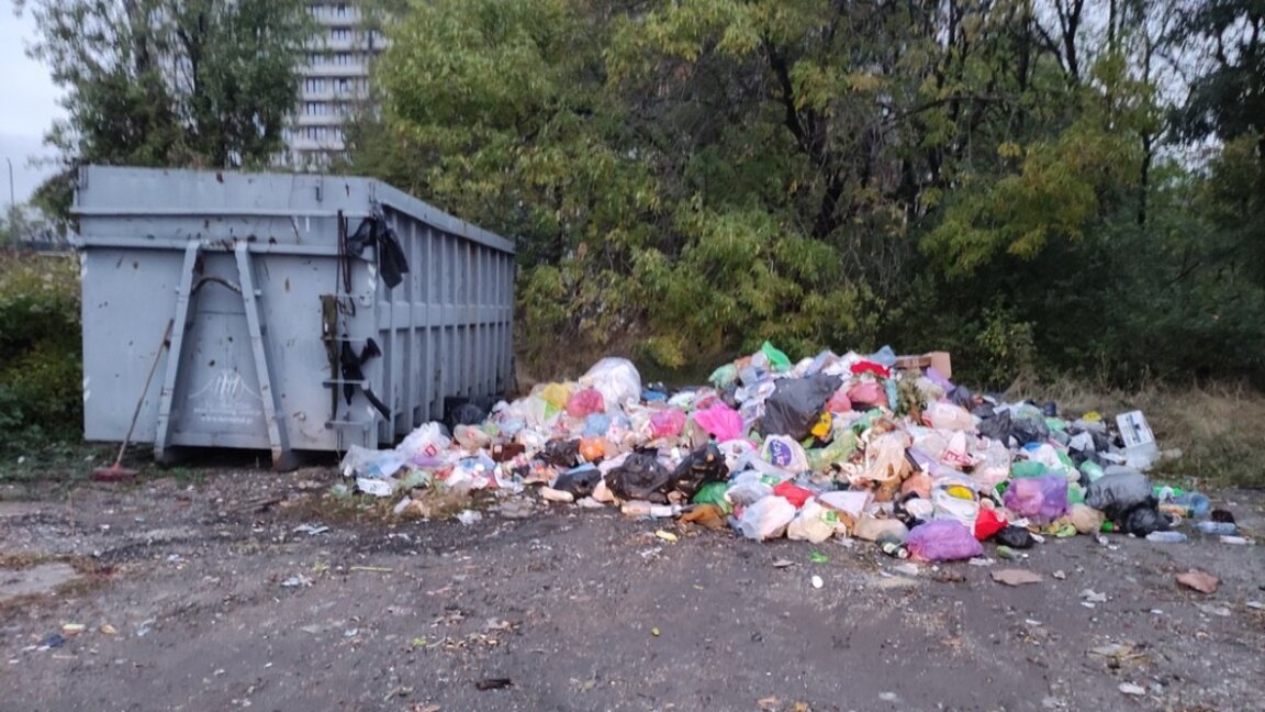 Столичната община организира пунктове за доброволци заради кризата с боклука