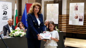 Президентът Йотова награди лауреати от конкурса "Бодлите на таралежите"