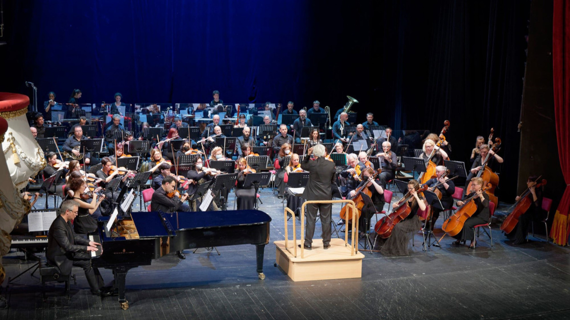 Pavel Balev dirige la Orquesta Sinfónica de la Ópera de Varna
