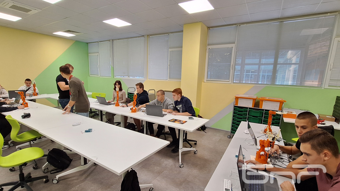 Час по роботика