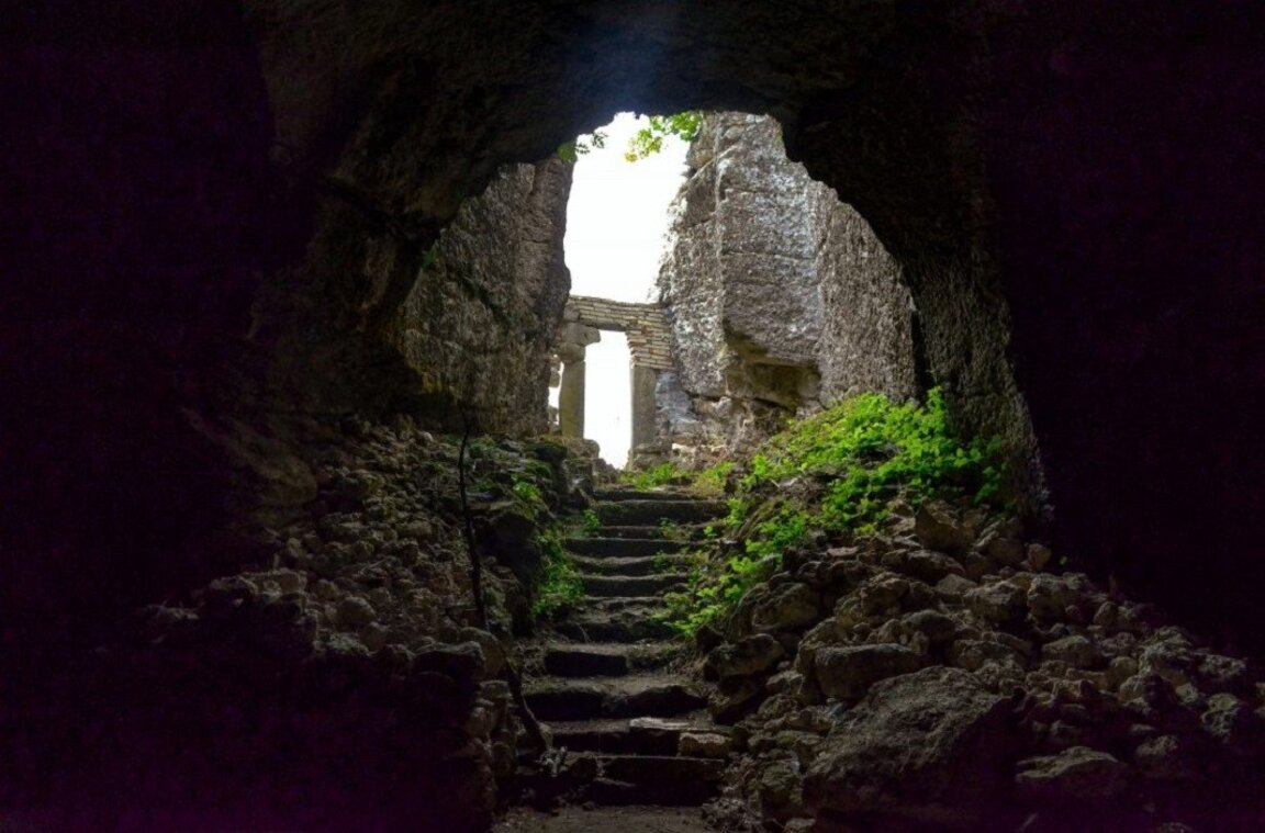 Скална църква край Михалич