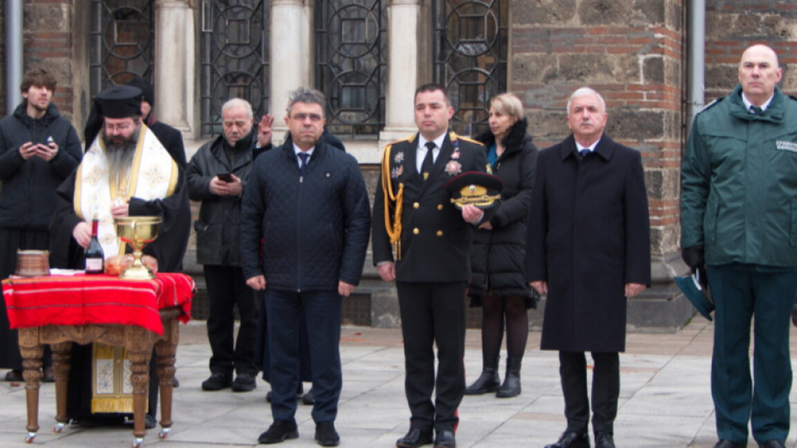 По повод празника на "Гранична полиция" беше отслужен водосвет, София, 22 декември 2024 г. На снимката в центъра са вътрешният министър Атанас Илков и директорът на ГДГП Антон Златанов.