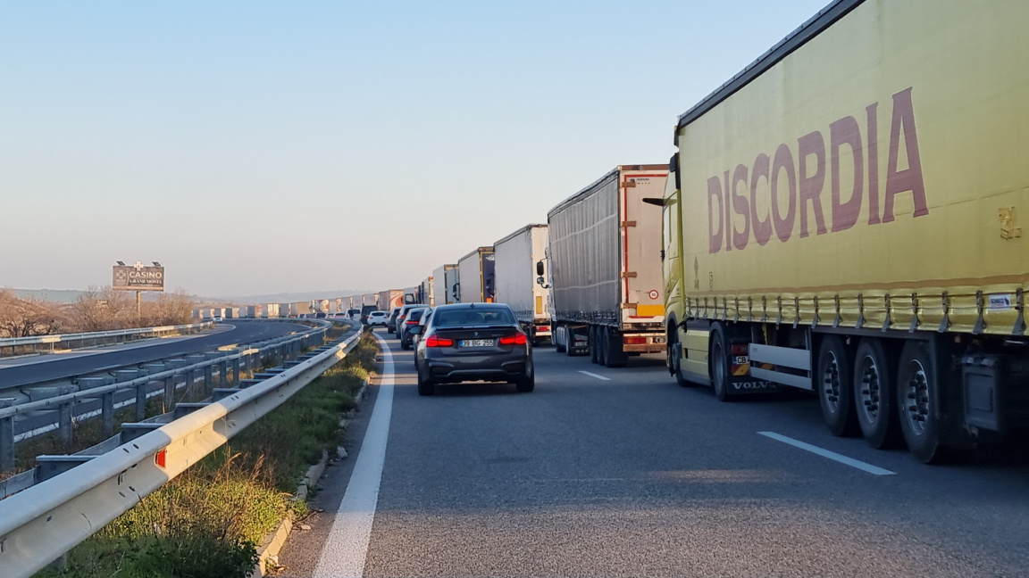 Queues of trucks waiting to cross the border with Türkiye 