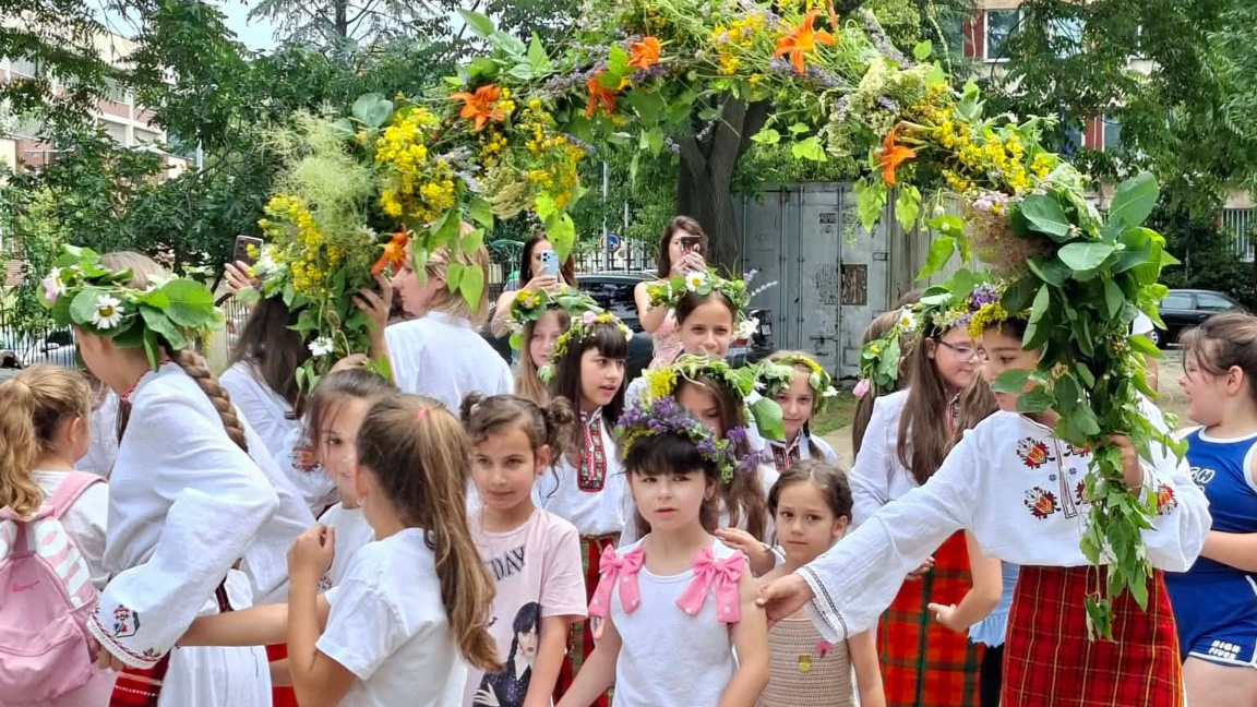 Дворът на музея се превърна в сцена на Еньовденските традиции