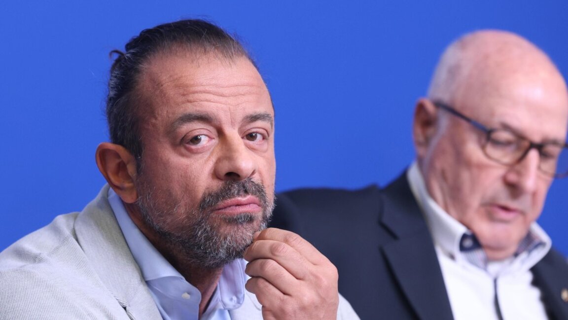 Председателят на Асоциацията на заведенията Ричард Алибегов (вляво) и Енчо Енчев по време на пресконференцията на ресторантьорите