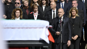 Πλήθος υποδέχτηκε τα λείψανα του Σαμουήλ με κανονιοβολισμούς