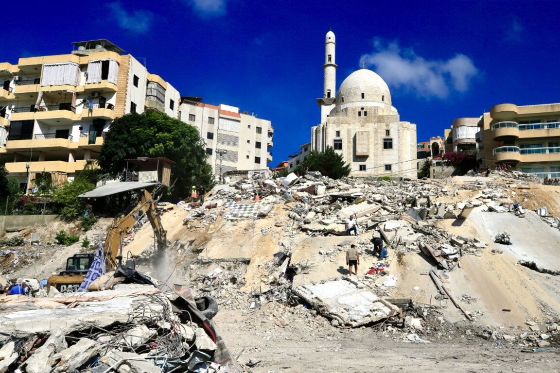 Спасители и местни жители търсят тела под развалините на сгради, разрушени при израелски въздушен удар предишния ден в квартал Айн ел-Делб, източно от пристанищния град Сайда (Сидон) Ливан, 30 септември 2024 г