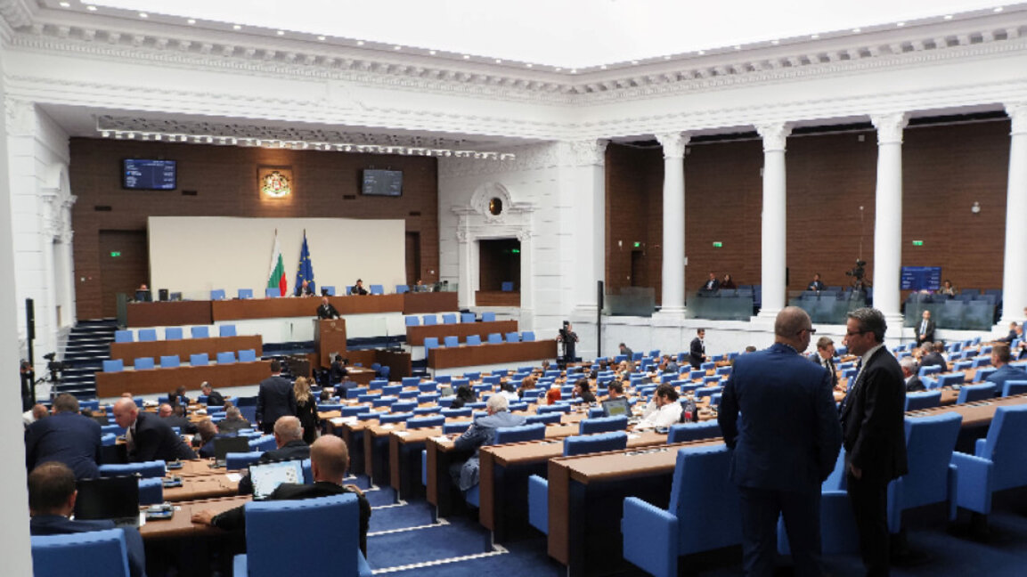 Мнозинството в НС оттегли двата законопроекта за дерогацията за руски петрол