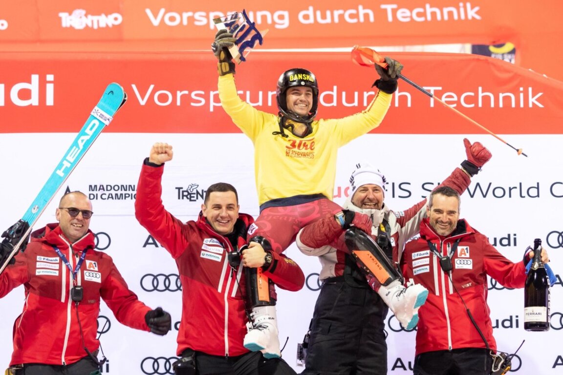 Алберт Попов ликува на подиума, понесен от подгласниците си.