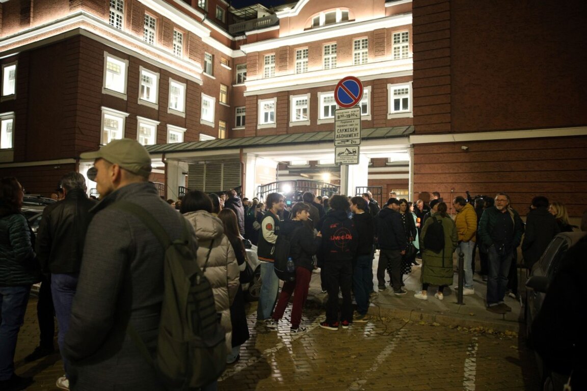 Протест и контрапротест пред Народния театър